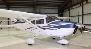 Airplane Cessna 182T