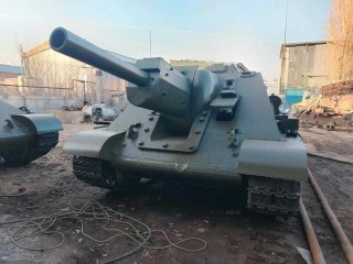 SU-122 on a pedestal