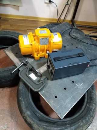 Low-frequency vibration treatment unit