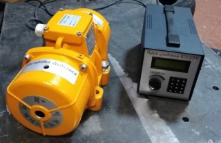 Low-frequency vibration treatment unit