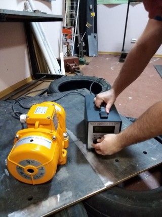 Low-frequency vibration treatment unit