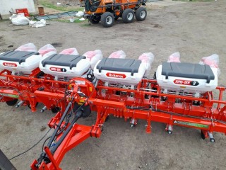 Tow hitch for seeders