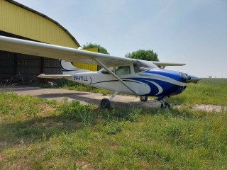 Airplane Cessna 182R