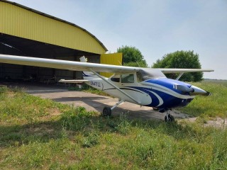 Airplane Cessna 182R