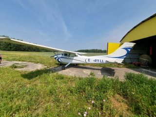 Airplane Cessna 182R