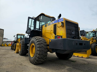Front loader SEM 655D