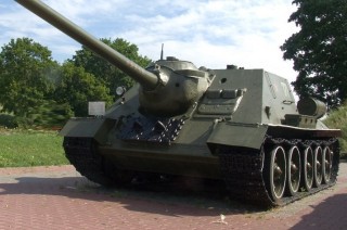 SU-100, on a pedestal