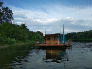 Houseboat, trimaran