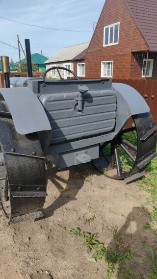 Tractor-monument