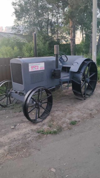 Tractor-monument