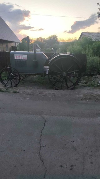 Tractor-monument
