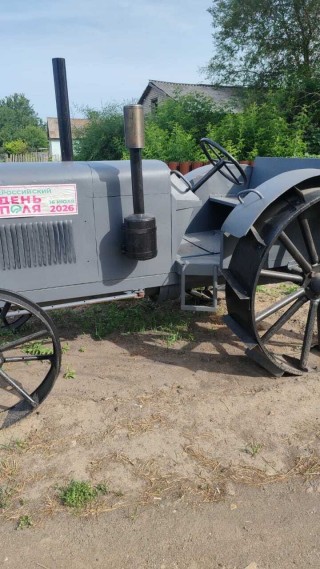 Tractor-monument