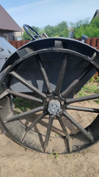 Tractor-monument